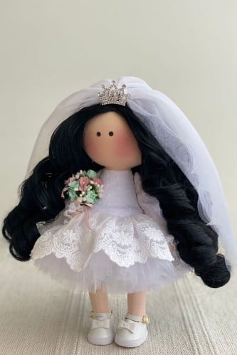 الدمية العروس