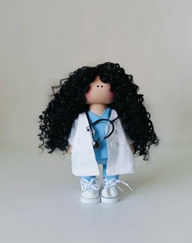 دمية الدكتورة