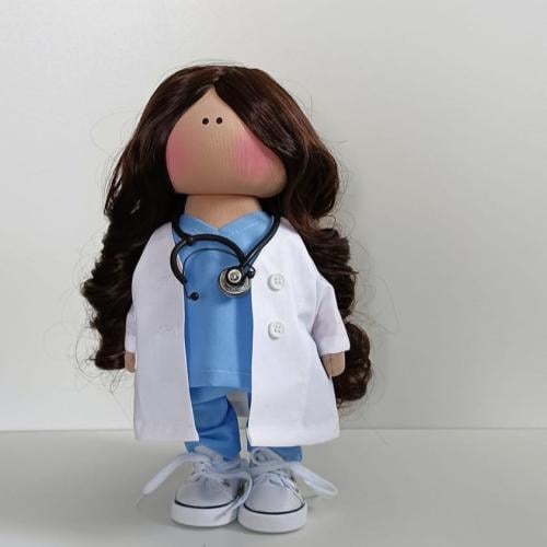 دمية الدكتورة بشعر ويفي