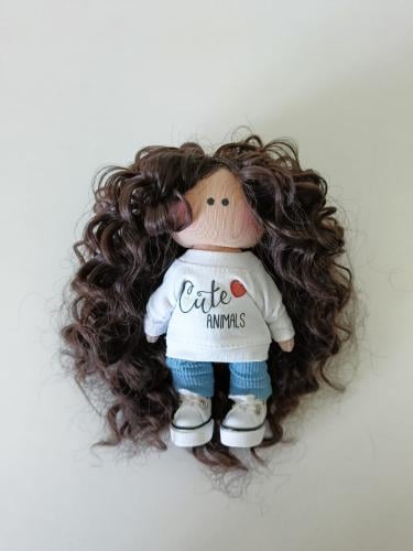 ميدالية دمية بشعر كيرلي