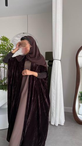 عباية مخمل  باللون البني مع أكمام أسترتش