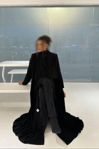 عباية رسمية باللون الأسود بكسرات بالمخمل