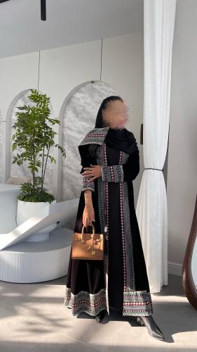 عباية مخمل باللون الأسود بتطريز يدوي