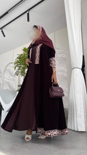 عباية مخمل باللون البرقندي