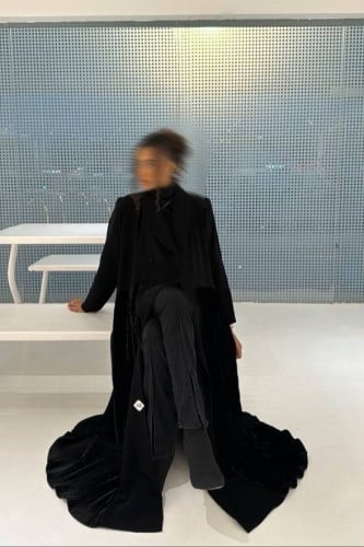 عباية رسمية باللون الأسود بكسرات بالمخمل