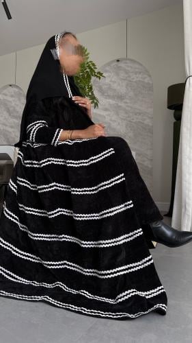 عباية جوخ باللون الأسود