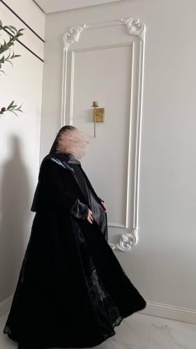 عباية مخمل مشجر باللون الأسود