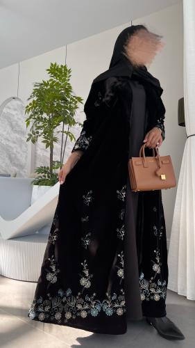 عباية مخمل باللون الأسود مطرزة بالورد