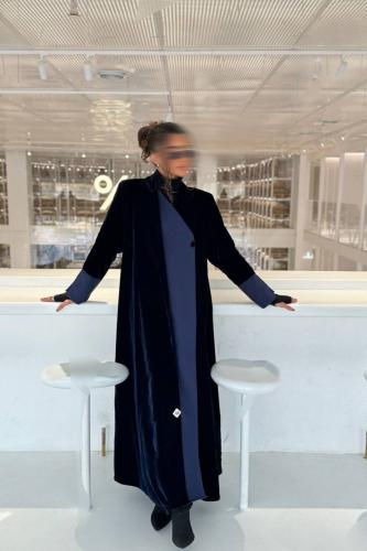 عباية مخمل باللون الكحلي بقصة مميزة