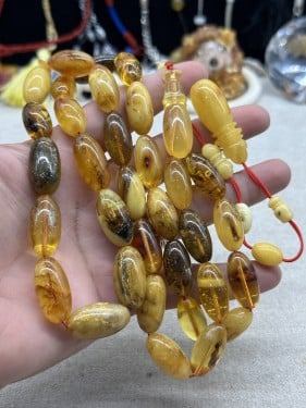 كهرمان بلطيقي زيتوني شوائب حشرات ٣٣ خرزه ٧١ جم ١١.٥ مل ارتفاع الخرز ٢٠ مل