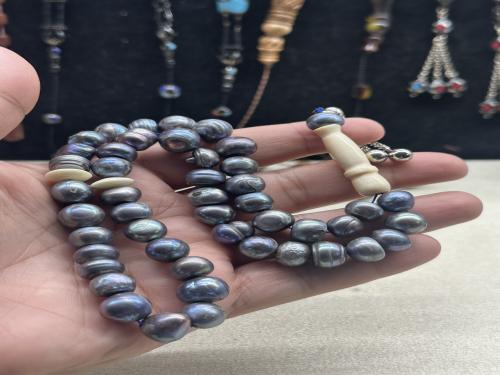 اندر الوان اللؤلؤ الطبيعي الزراعي فواصل وشاهد عاج ٦٩ جرام ١٠ مل ٤٦ خرزه