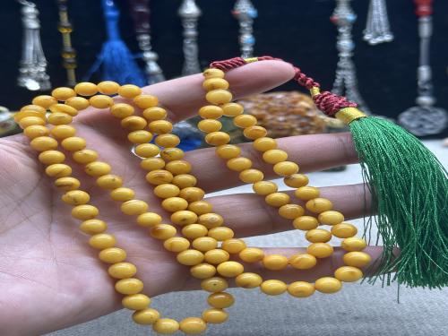 كهرمان بولندي قديم شاهد من ٣ قطع ماخذ لون ٢١ جرام ٦ ونص مل ٩٩ خرزه