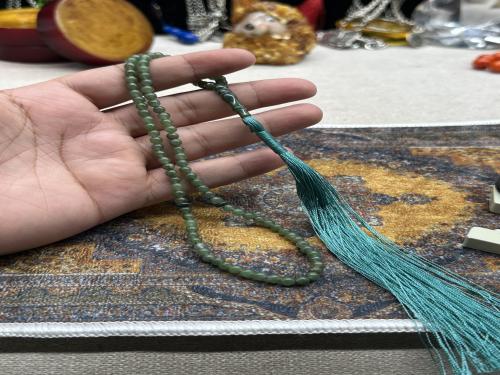 زمرد طبيعي افريقي ١٣ جرام ٩٩ خرزه ٣ ونص مل