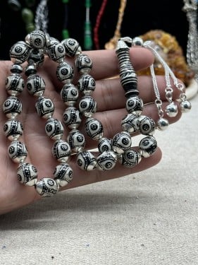 يسر حجازي ملبس فضه بالكامل ومطعم صدف فل الفل فضه قص دائري ١١ مل ٣٣ خرزه