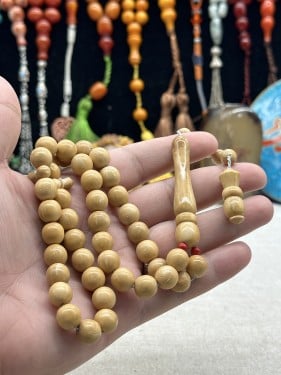 كوك ابيض نوادر مع فاصلين صغيره مرجان صناعي قص دائري تمليكه ١١ مل