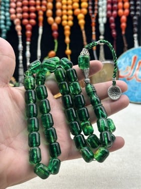 كهرمان طبيعي اللون اخضر معالج لون فقط نوادر الكهرمان ٥٦ جرام ١١ مل قص برميلي