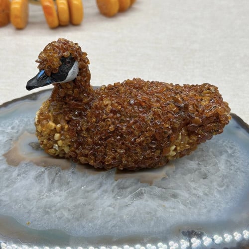 وزة مغطى بالكامل بالكهرمان الطبيعي