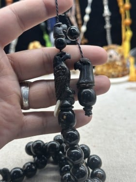 يسر حجازي مع شاهد منحوت صقر مطعم عاج ( 12مل 35 خرزه ) فواصل منقوشه صقر