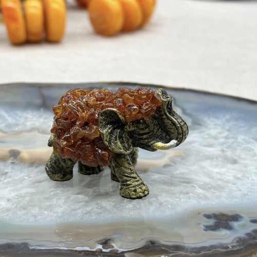 فيل صغير من الكهرمان الطبيعي