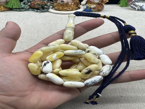 كهرمان بلطيقي صنوبري بيااض وشوائب تحفه من الاخر  ٤٥ جرام ٥١ خرزه ٨ مل في ١٨