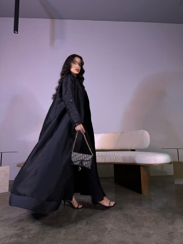عباية مطرزة من قماشي الشانتون و التفتة