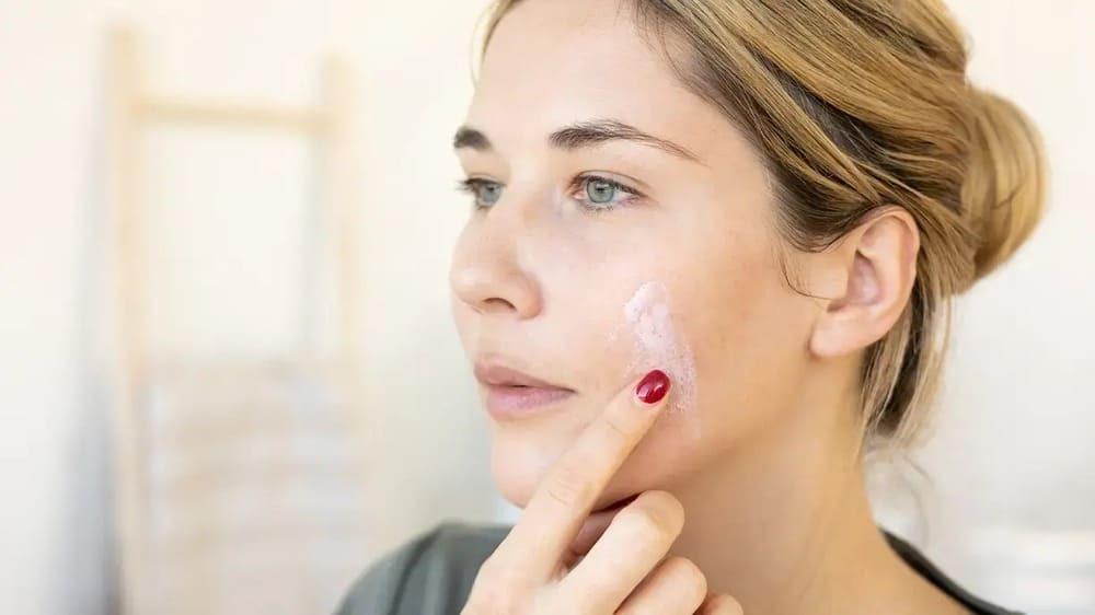 سيروم تفتيح البشرة: الحل الفعال لتحقيق بشرة متألقة وموحدة اللون