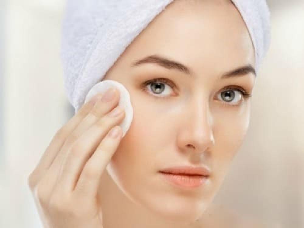 أخطاء شائعة في إزالة المكياج  يمكن أن تؤدي إلى تدمير بشرتك