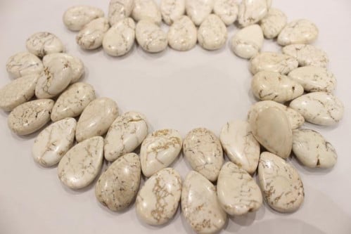 حجر الهوليت الابيض ع شكل دمعه