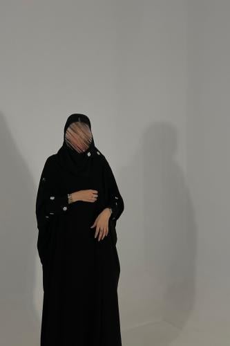 عباية نص بشت مطرزة