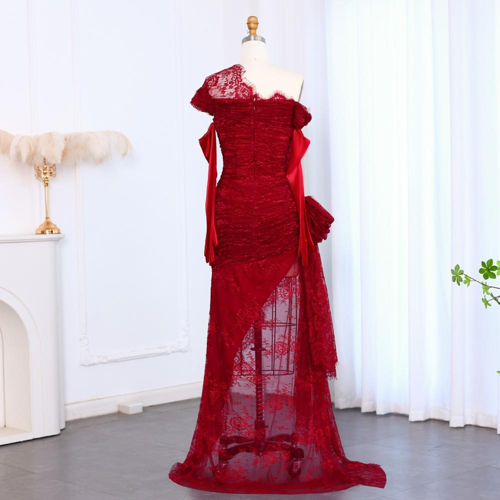 فستان دانتيل أحمر طويل: أناقة ملكية بتفاصيل فخمة تلفت الأنظار