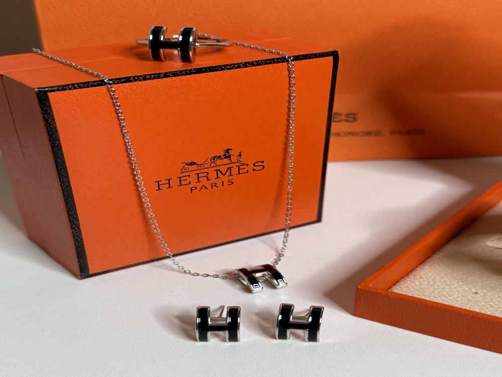 طقم هيرميس أسود فضي 4 قطع طقم هيرميس أسود فضي 4 قطع