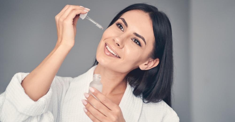 فوائد السيروم للوجه: كيفية اختيار النوع المناسب لبشرة صحية ومشرقة