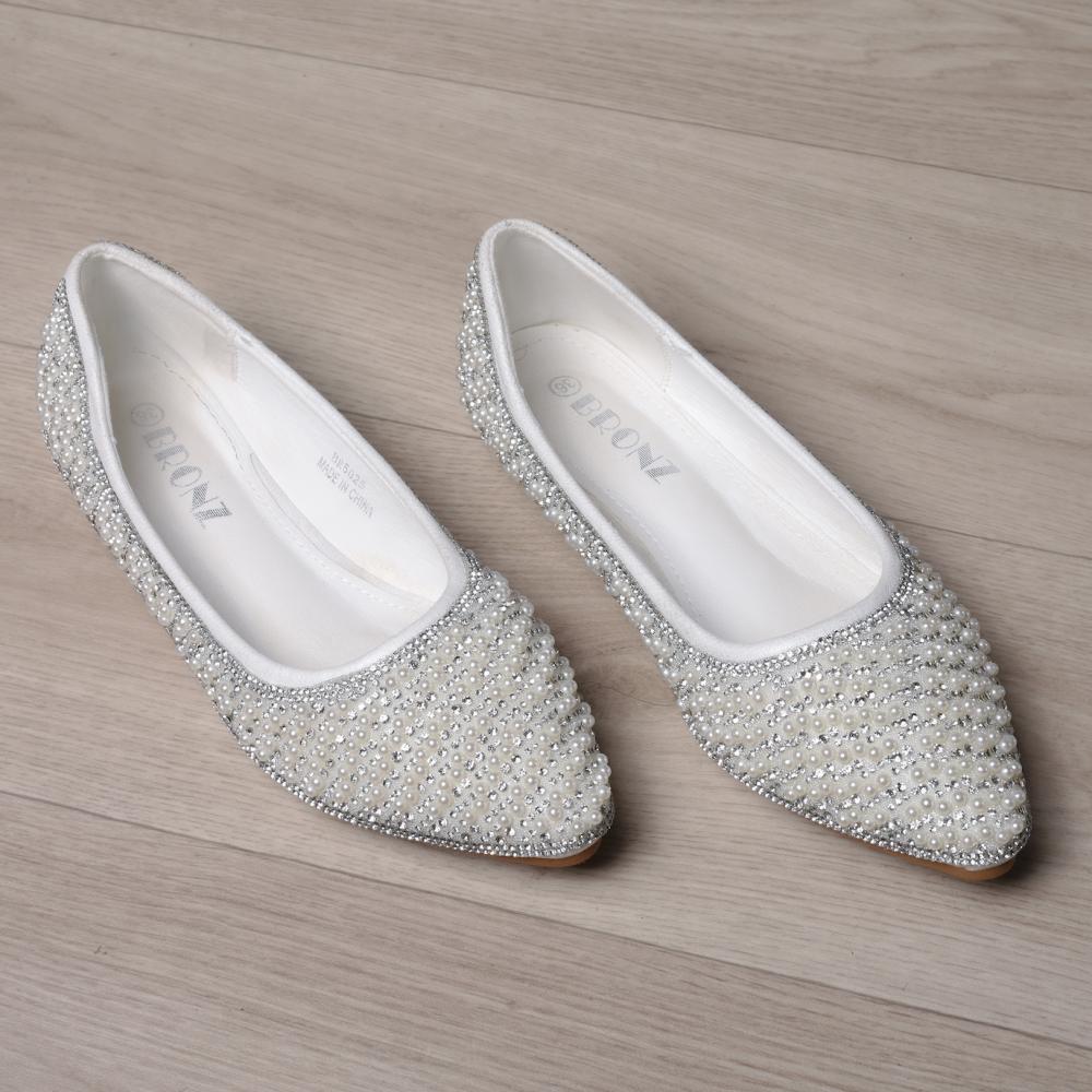 حذاء أبيض مزين باللؤلؤ