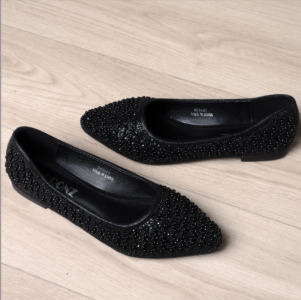 حذاء اسود مزين باللؤلؤ