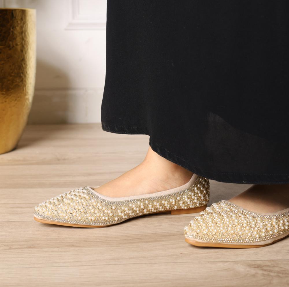 حذاء بيج مزين باللؤلؤ