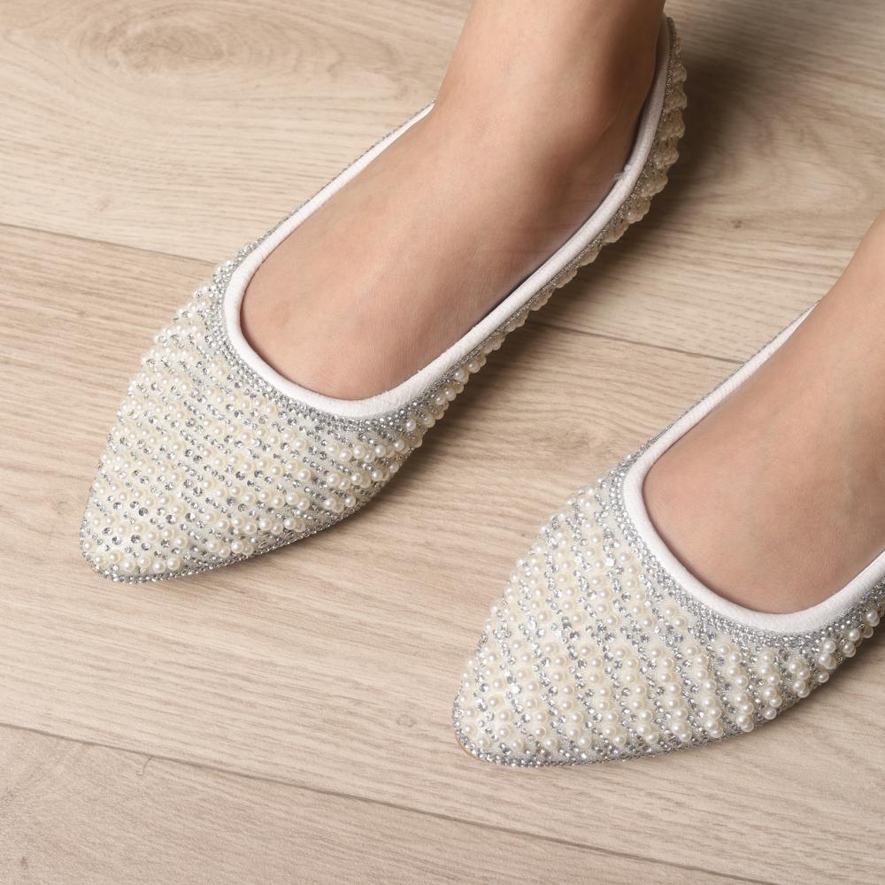 حذاء أبيض مزين باللؤلؤ