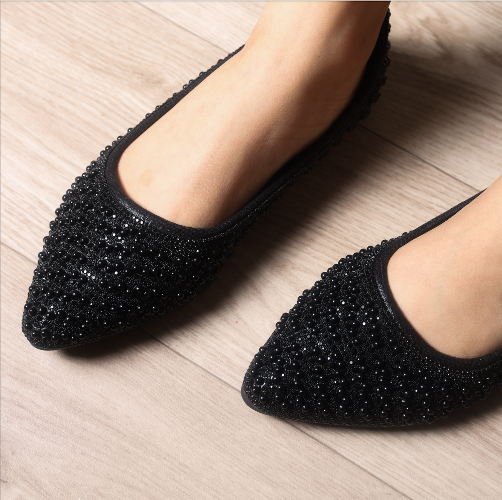 حذاء اسود مزين باللؤلؤ