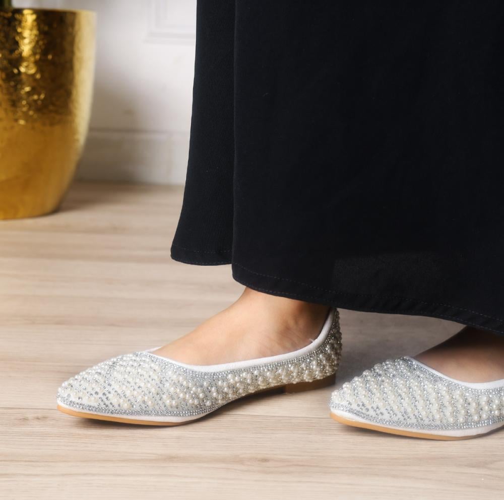 حذاء أبيض مزين باللؤلؤ