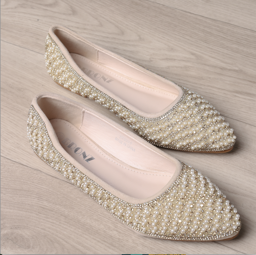 حذاء بيج مزين باللؤلؤ