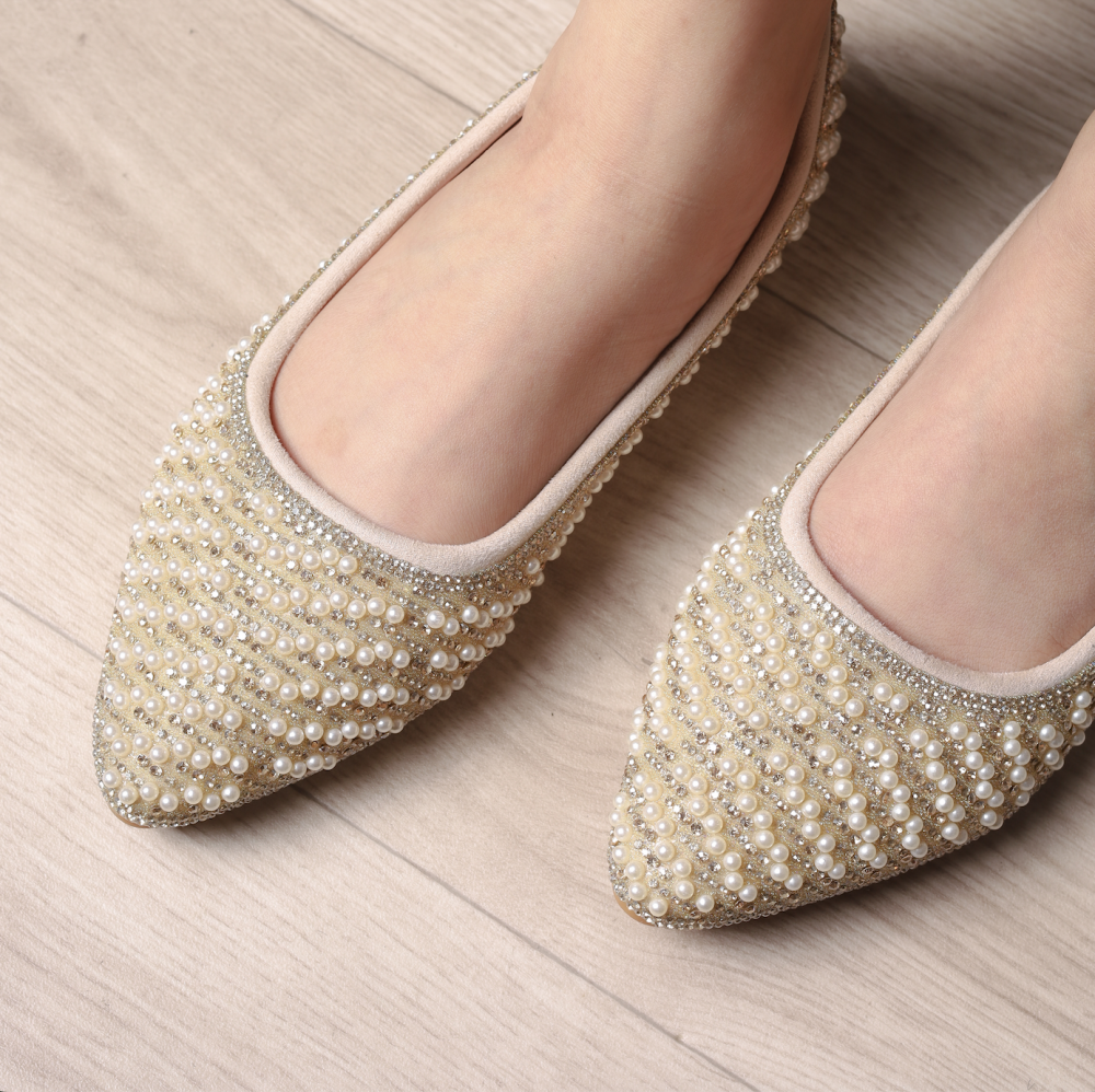 حذاء بيج مزين باللؤلؤ