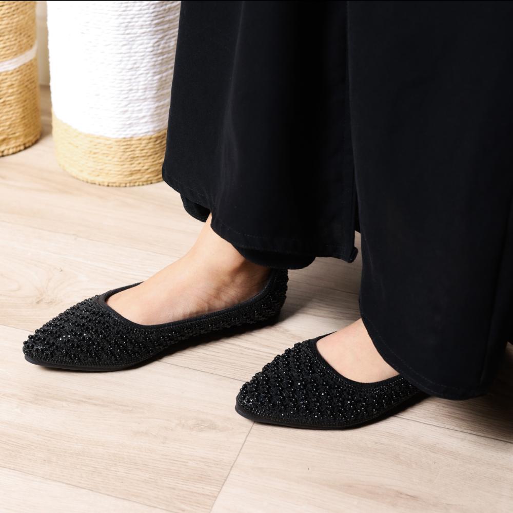 حذاء اسود مزين باللؤلؤ