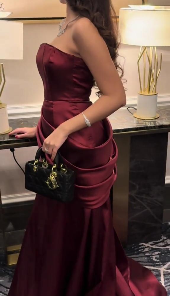 فستان احمر انيق وفخم