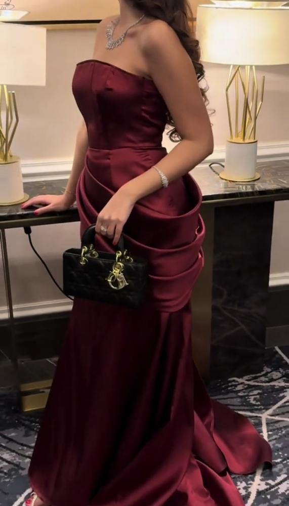 فستان احمر انيق وفخم