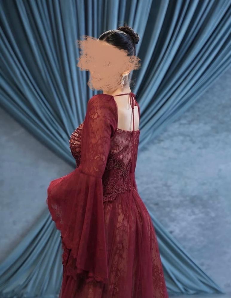 فستان عنابي هادئ