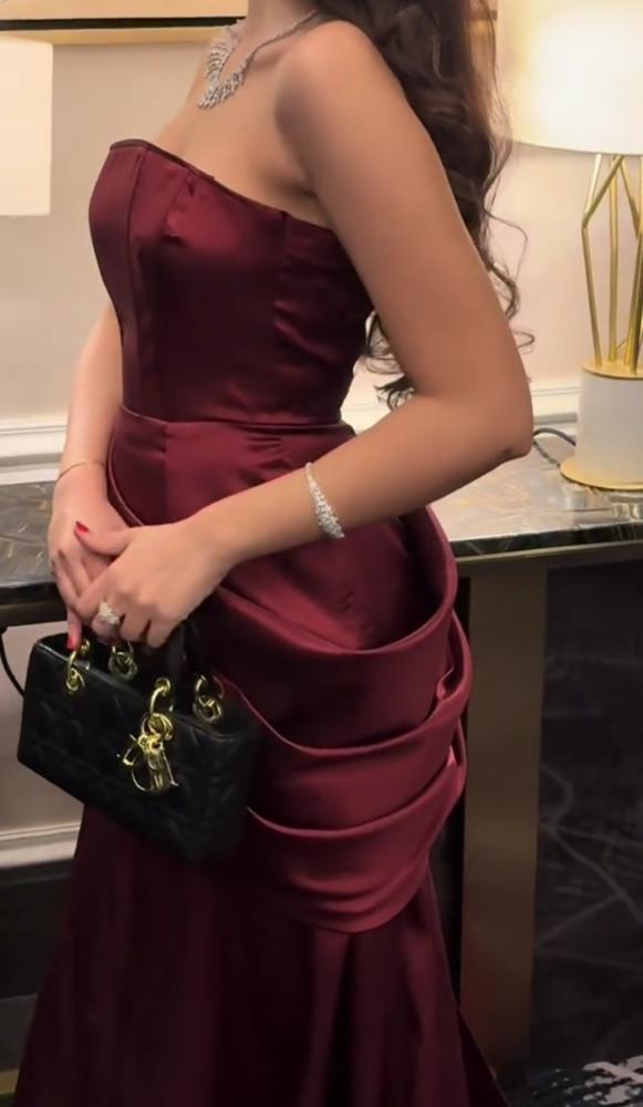 فستان احمر انيق وفخم