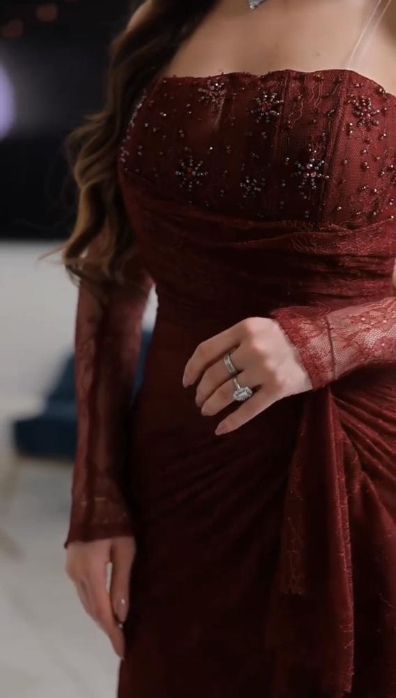 فستان احمر دانتيل