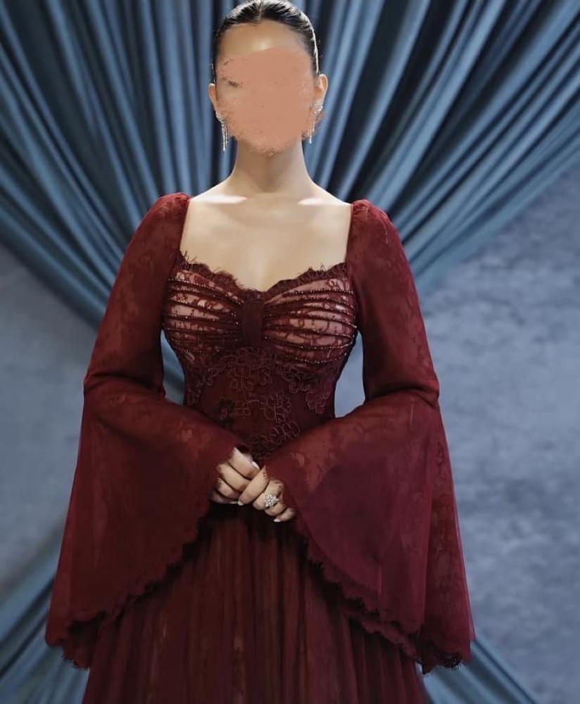 فستان عنابي هادئ