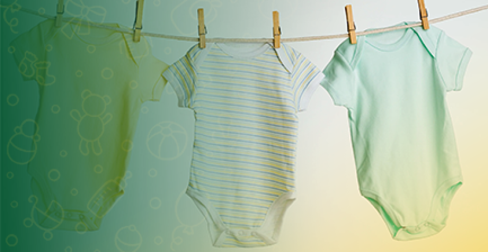 كيف تعتنين بملابس طفلك حديث الولادة وتحافظين على نعومتها؟