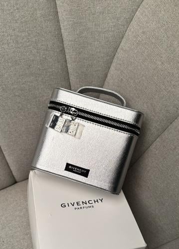 شنطة GIVENCHY اصلي من هدايا البوتيك