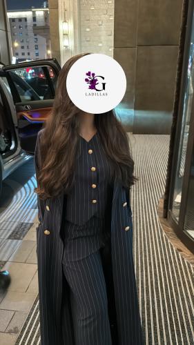 بليزر مقلم كحلي مع قميص وبنطلون داخلي وطرحه